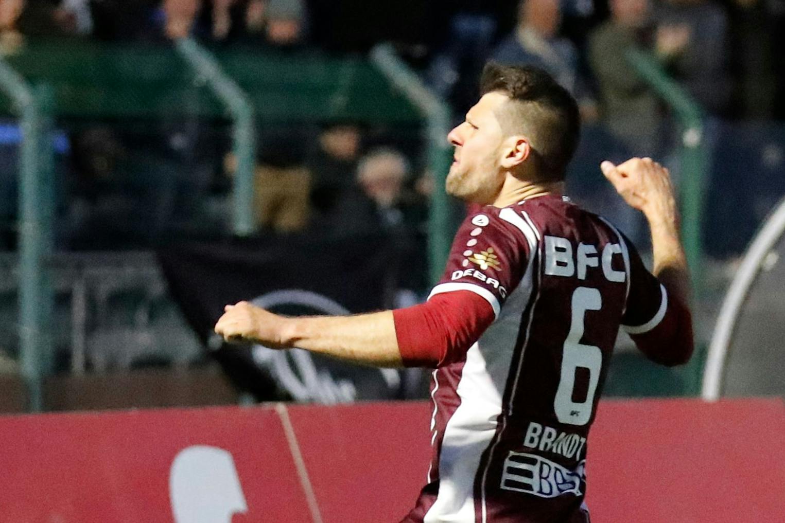 Niklas Brandt feiert nach dem von ihm eiskalt verwandelten Elfmeter zum Sieg des BFC Dynamo gegen Tennis Borussia.