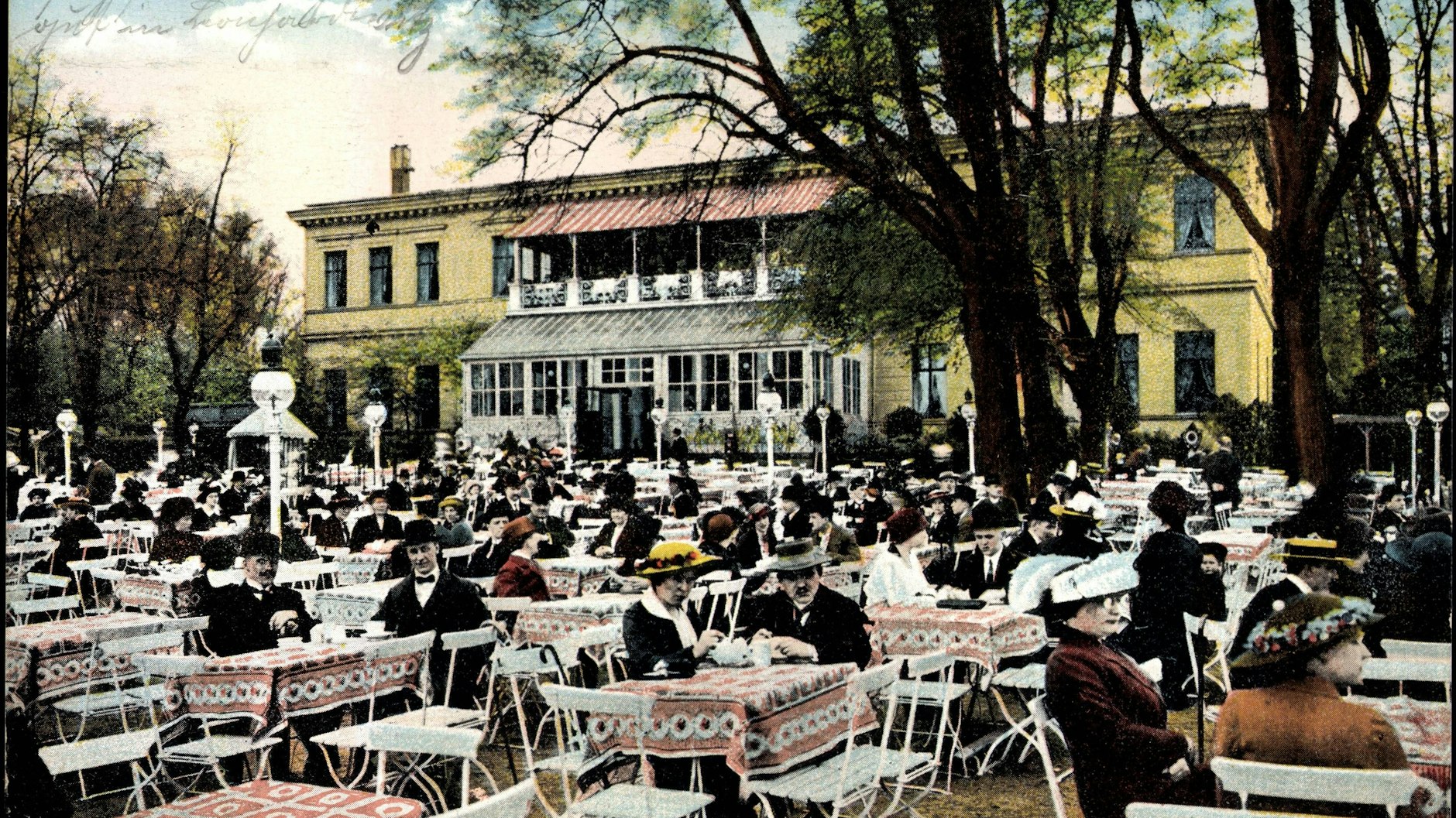 Im Haus Zenner trafen sich Berlinerinnen und Berliner schon vor Jahrhunderten. Das historische Gebäude wurde im Zweiten Weltkrieg zerstört, zu DDR-Zeiten wiederaufgebaut.