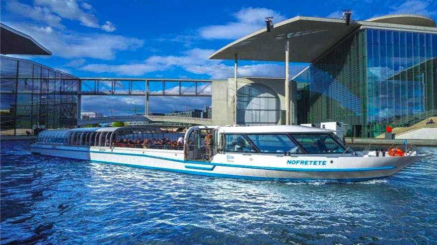 Crowd favorite bridge ride: Berlin has more bridges than Venice! Feel free to count how many there are on the bridge trip. You will be amazed!