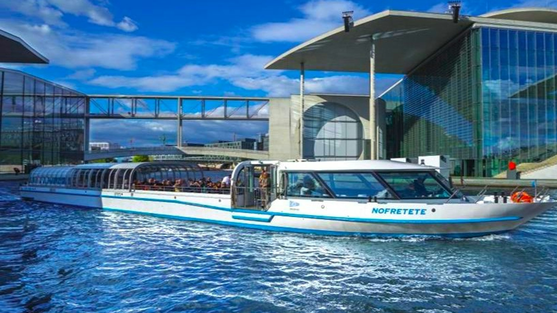 Publikumsliebling „Brückenfahrt“: Berlin hat mehr Brücken als Venedig! Zählen Sie auf der „Brückenfahrt“ einmal mit, wie viele es sind. Sie werden staunen!