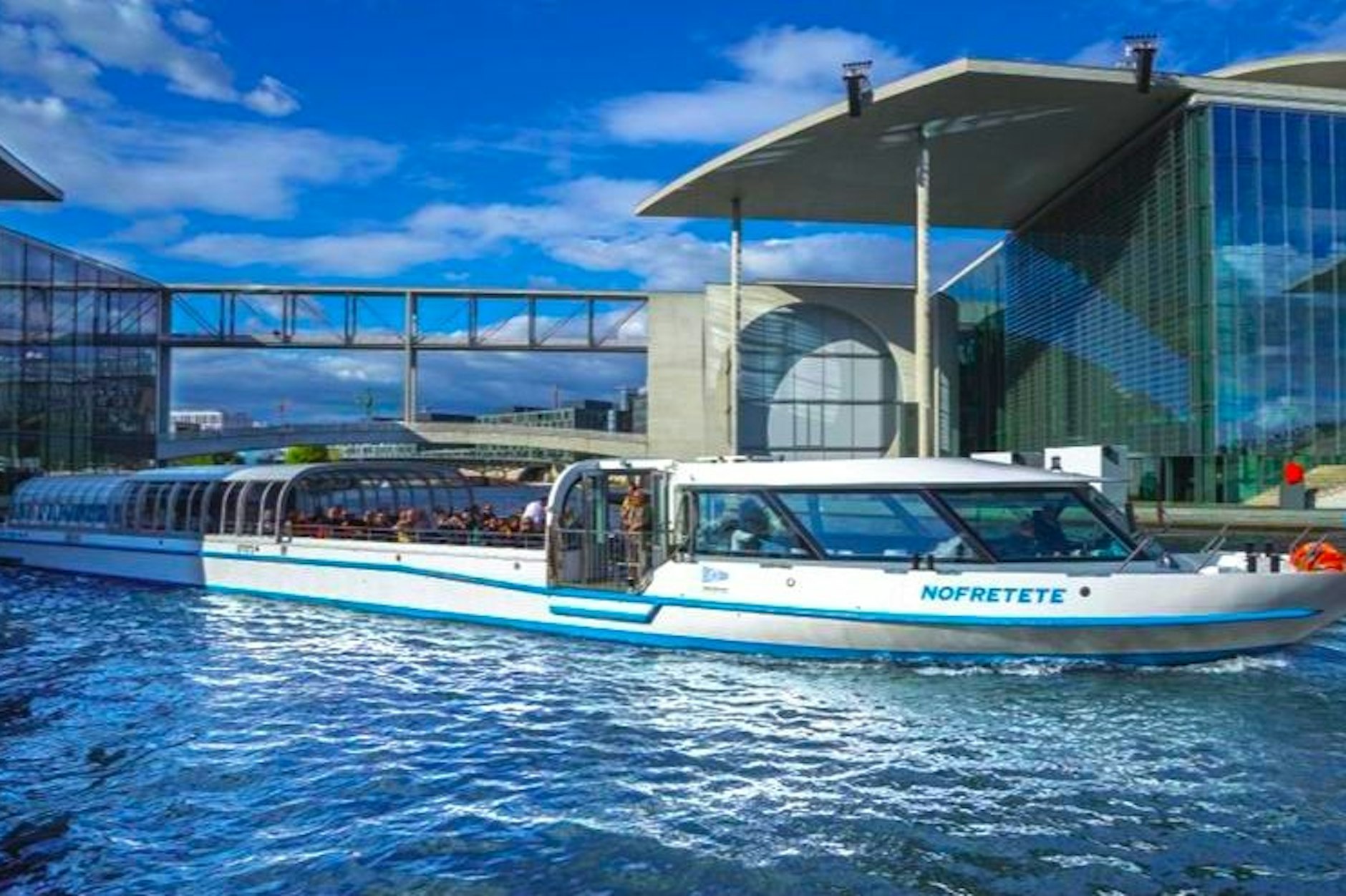 Publikumsliebling Brückenfahrt: Berlin hat mehr Brücken als Venedig! Zählen Sie auf der Brückenfahrt gern einmal mit, wie viele es sind. Sie werden staunen!