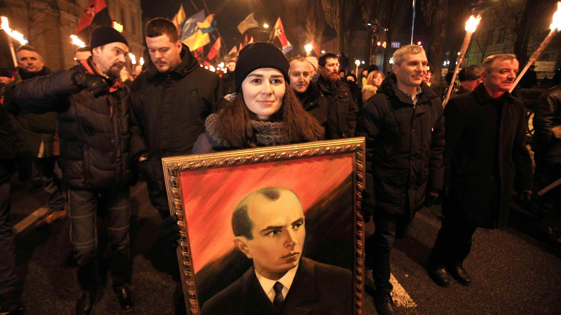 Das Porträt von Stepan Bandera, das bei einer Parade in der Ukraine getragen wird.