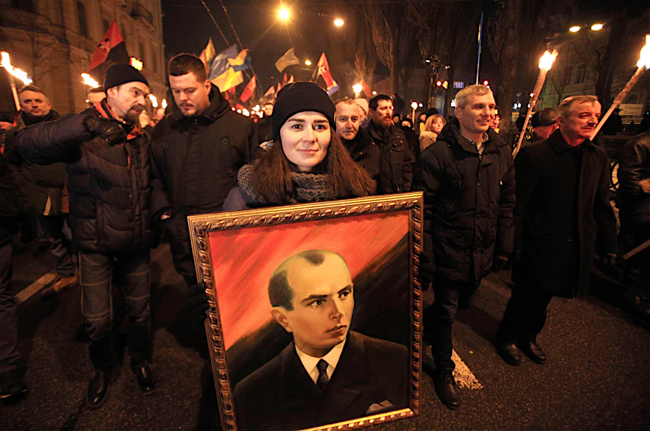 Das Porträt von Stepan Bandera, das bei einer Parade in der Ukraine getragen wird.