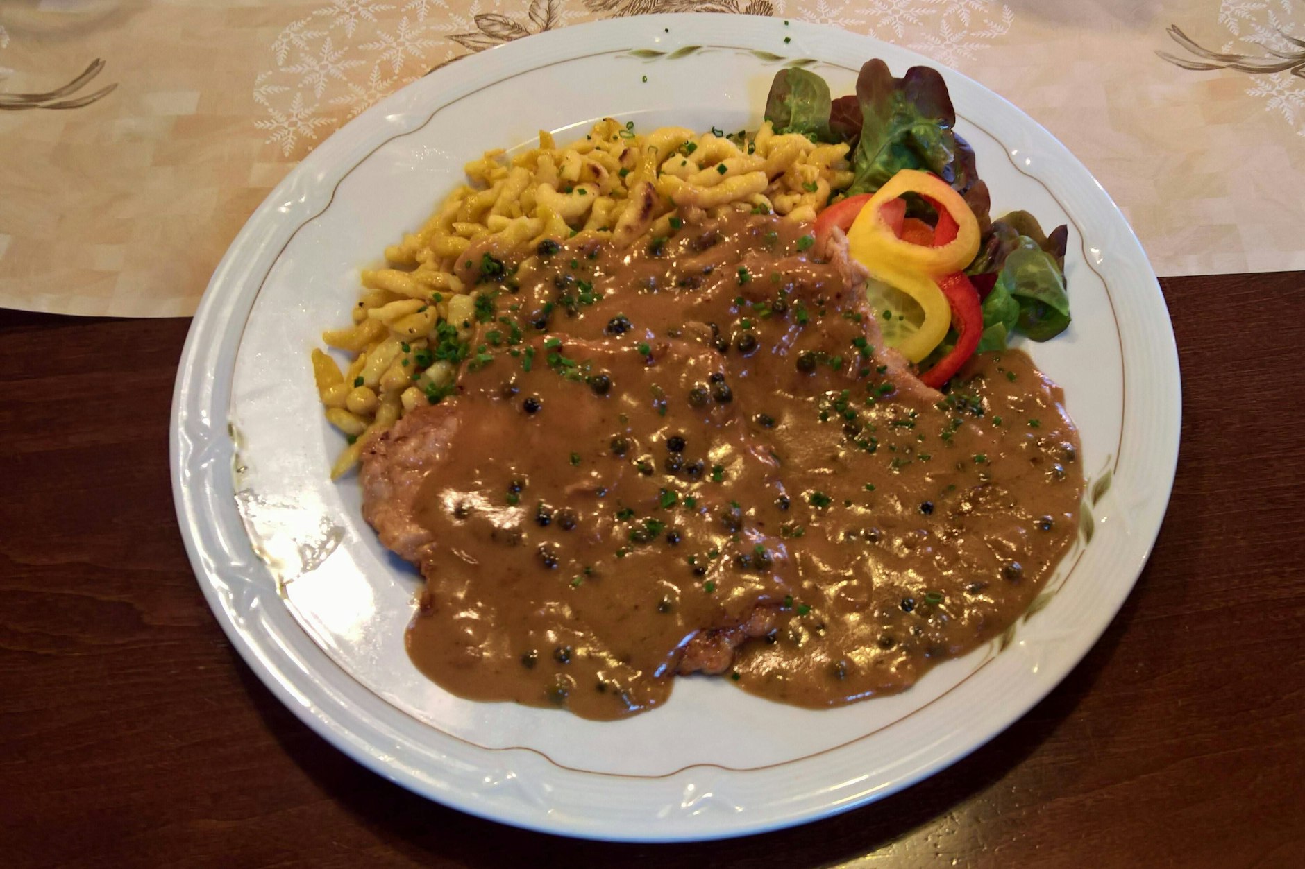Man darf sich auch mal was gönnen: Leckeres Schnitzel mit Rahmsoße.