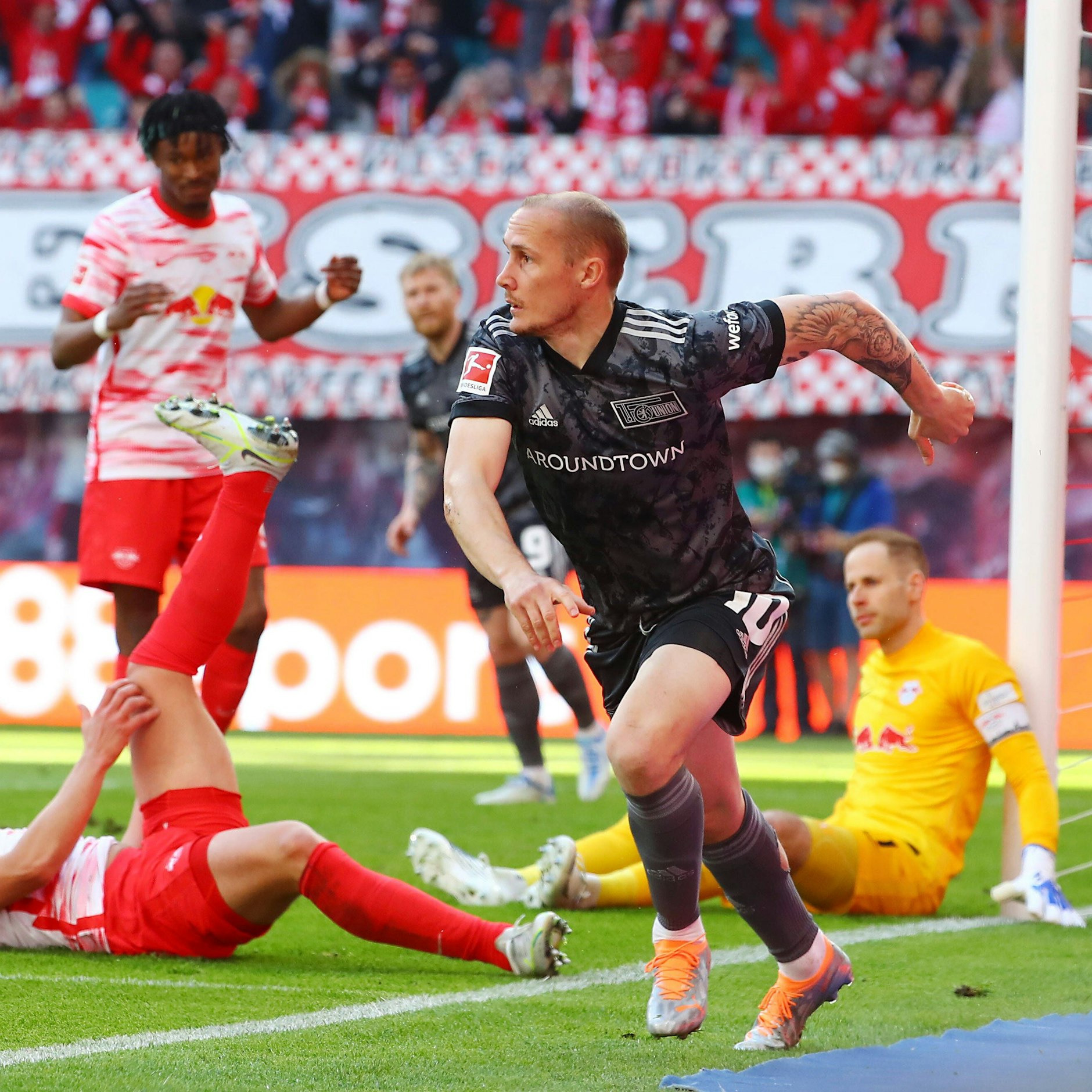 Unions Sven Michel setzt nach seinem Sensationstreffer zum Jubeln an.