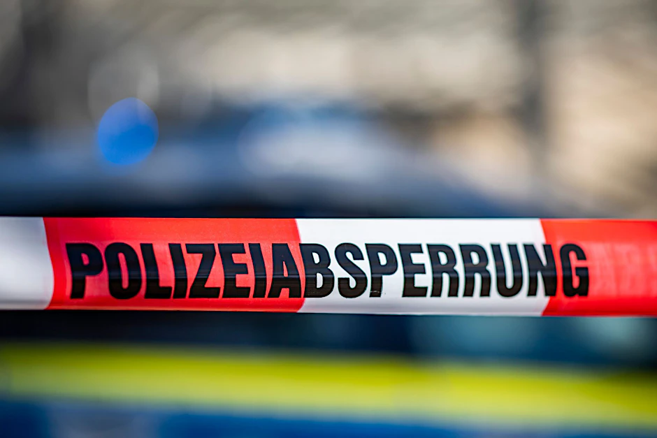 Die Polizei Berlin sperrte den Tatort ab. Ein Notarzt musste kommen (Symbolbild).