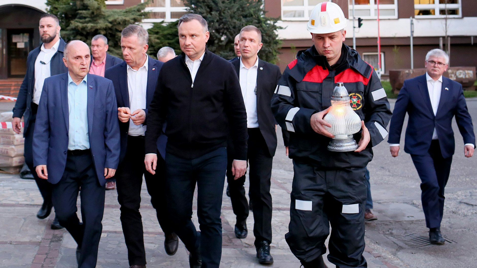 Polens Präsident Andrzej Duda (M.) besucht das Kohlebergwerk Zofiowka, dem Ort des zweiten Bergwerk-Unglücks.