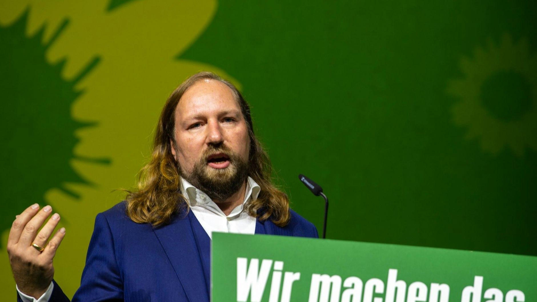 Der Grüne Anton Hofreiter wählt klare Worte: „Wir haben einen Kanzler, der im Moment zu zögerlich ist, und einen Oppositionsführer, der nicht die Interessen des Ganzen im Blick hat“.
