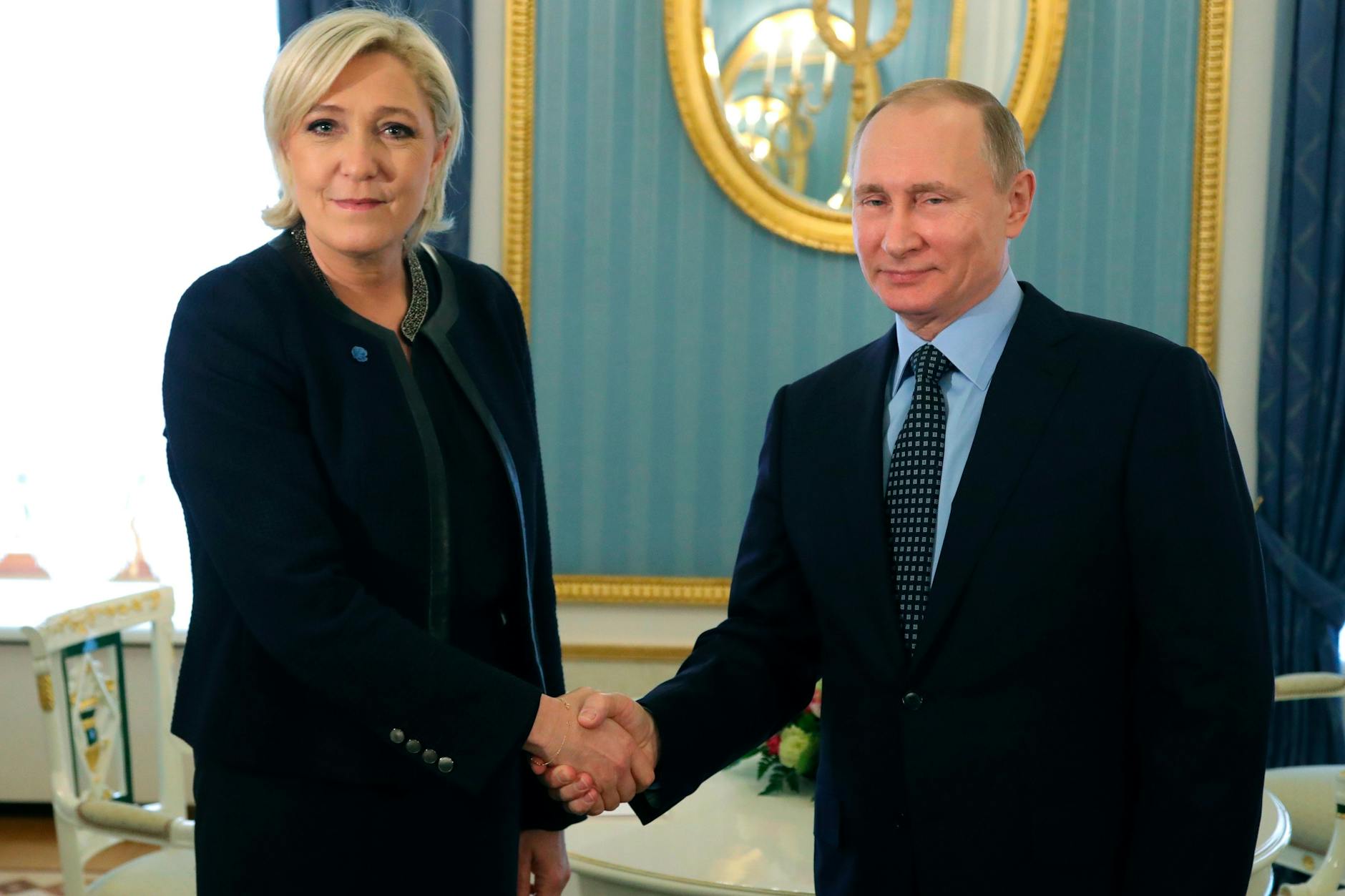 Freundschaftlich verbunden: Frankreichs rechtsnationale Marine Le Pen und Russlands Präsident Wladimir Putin, 2017 im Kreml.