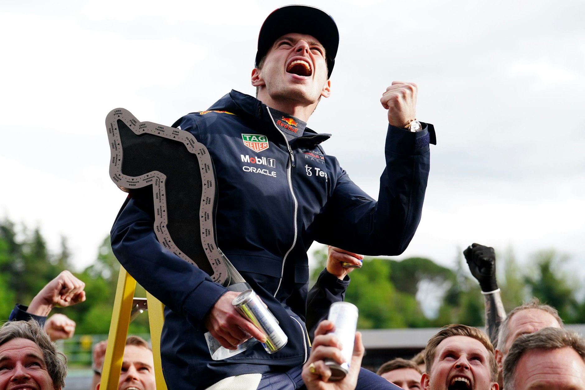 Der Weltmeister hat viel zu feiern: Max Verstappen gewinnt in Imola das Sprint- und das Hauptrennen.