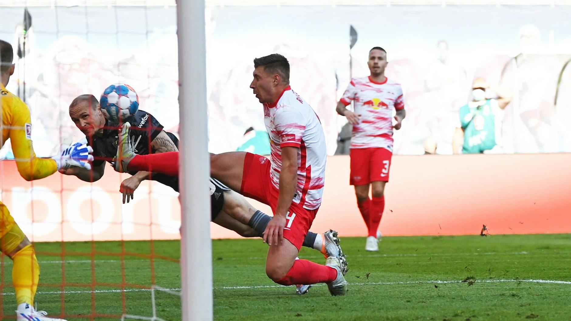 Unions Sven Michel trifft beim 2:1-Sieg in Leipzig per Flugkopfball zum Ausgleich.