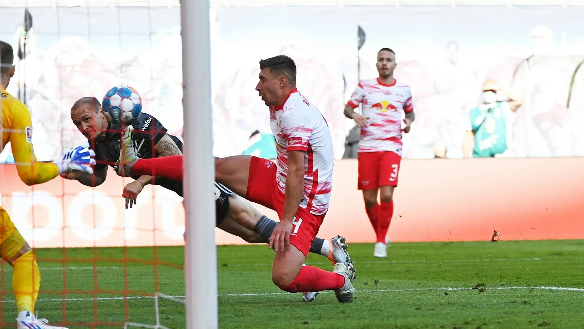 Unions Sven Michel trifft beim 2:1-Sieg in Leipzig per Flugkopfball zum Ausgleich.