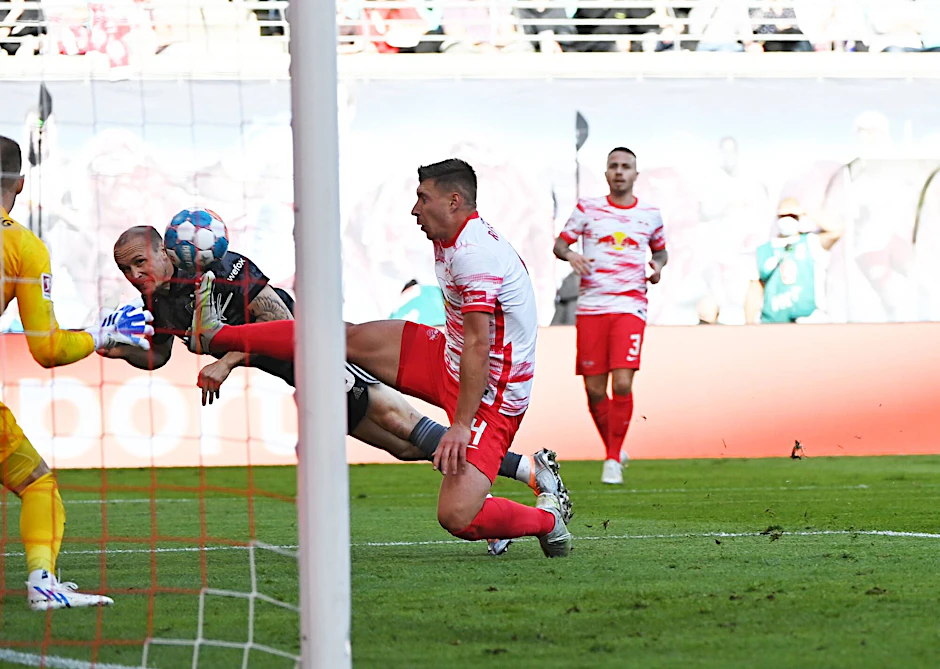 Unions Sven Michel trifft beim 2:1-Sieg in Leipzig per Flugkopfball zum Ausgleich.