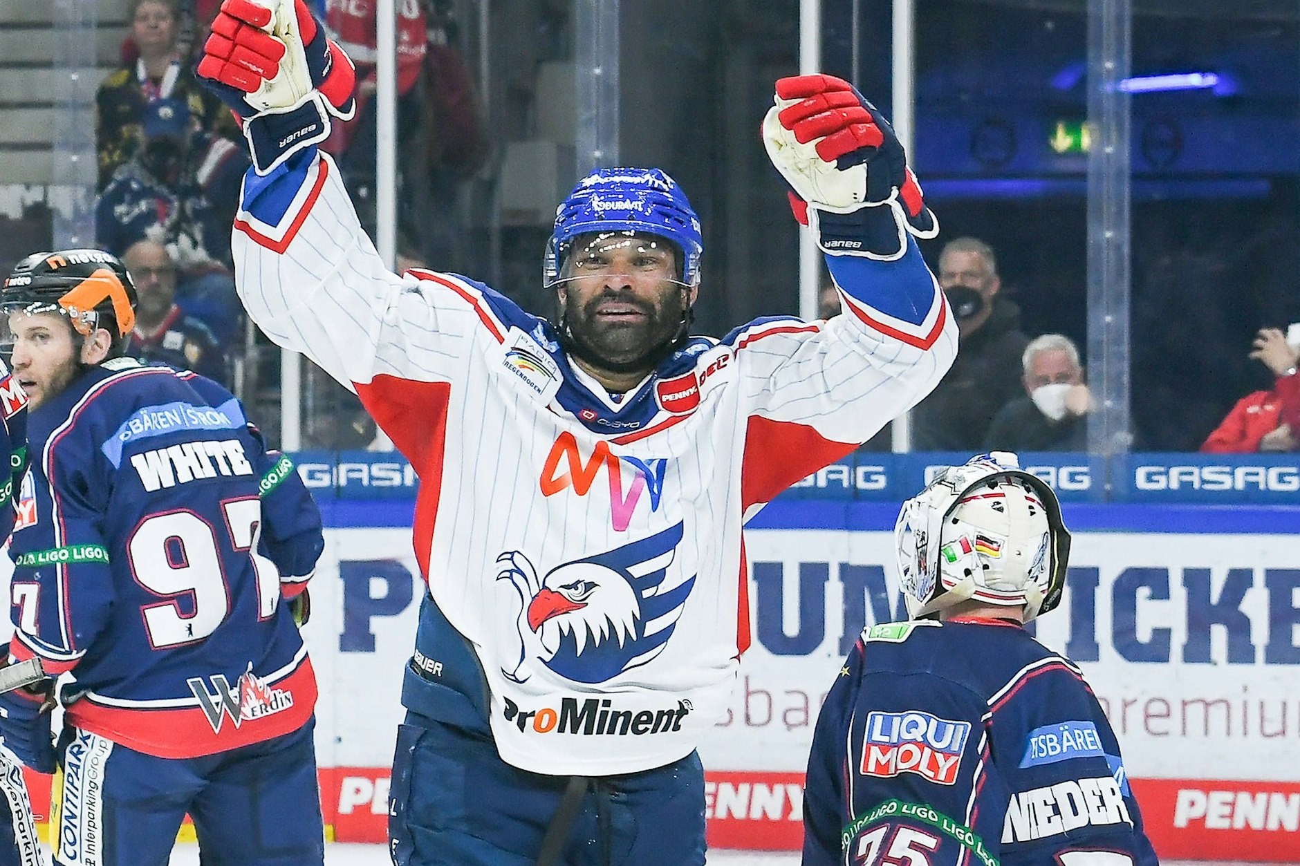 Mannheims dreifacher Torschütze Nigel Dawes jubelt, die Eisbären sind bedient, die Halbfinal-Serie geht weiter.
