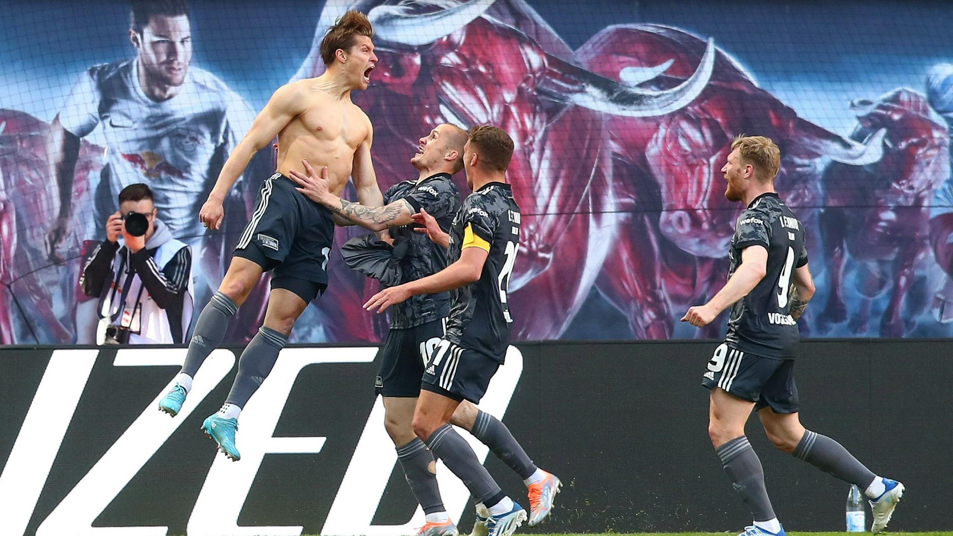 Der eiserne Hulk: Kevin Behrens zeigt nach seinem Siegtreffer in Leipzig seinen beeindruckenden Oberkörper.