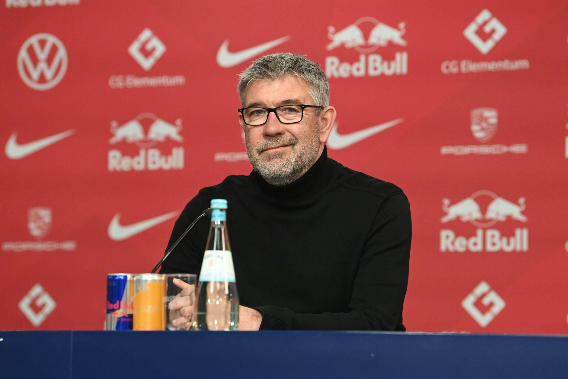 Unions Trainer Urs Fischer lächelt zufrieden nach dem 2:1 bei RB Leipzig.