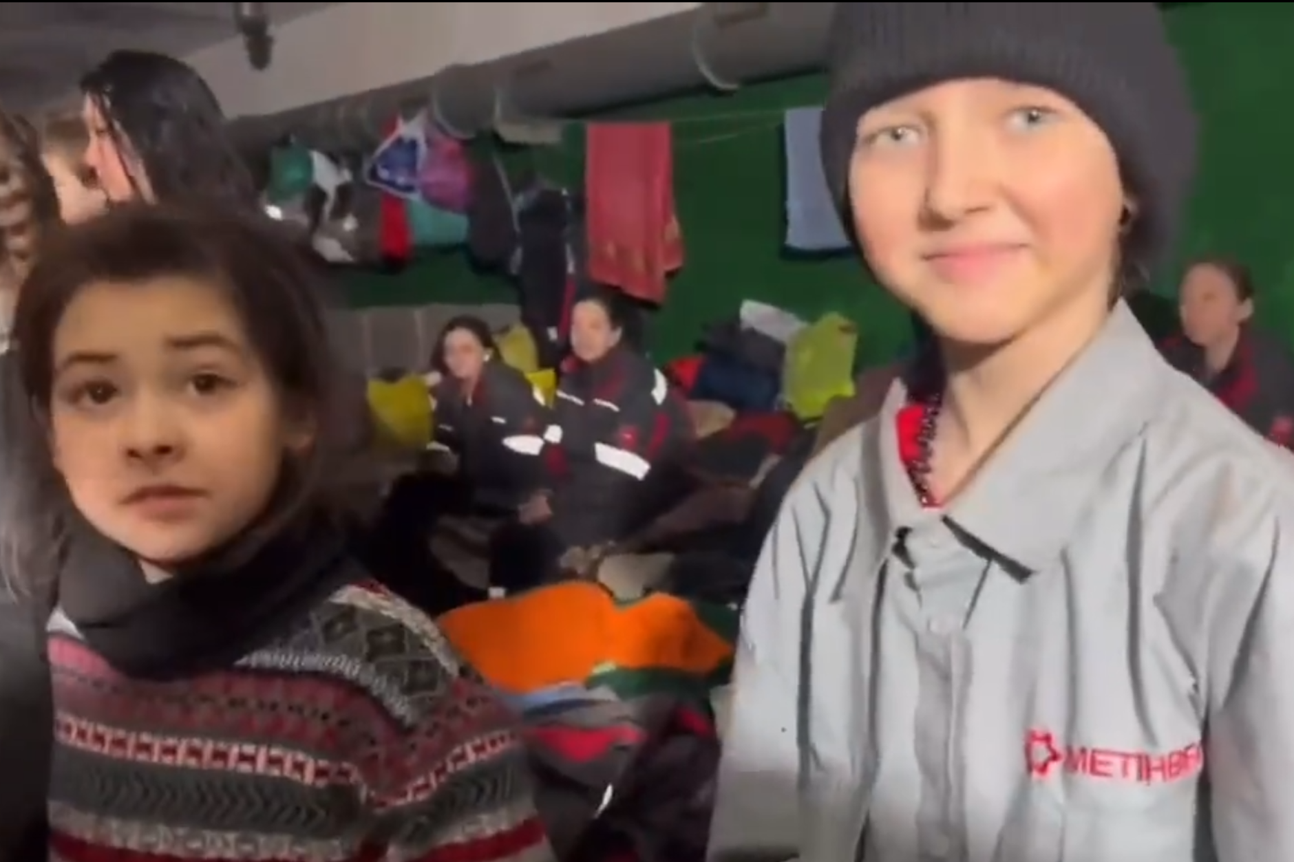 Kinder müssen in den Kellern des Stahlwerks Asow in Mariupol ausharren.