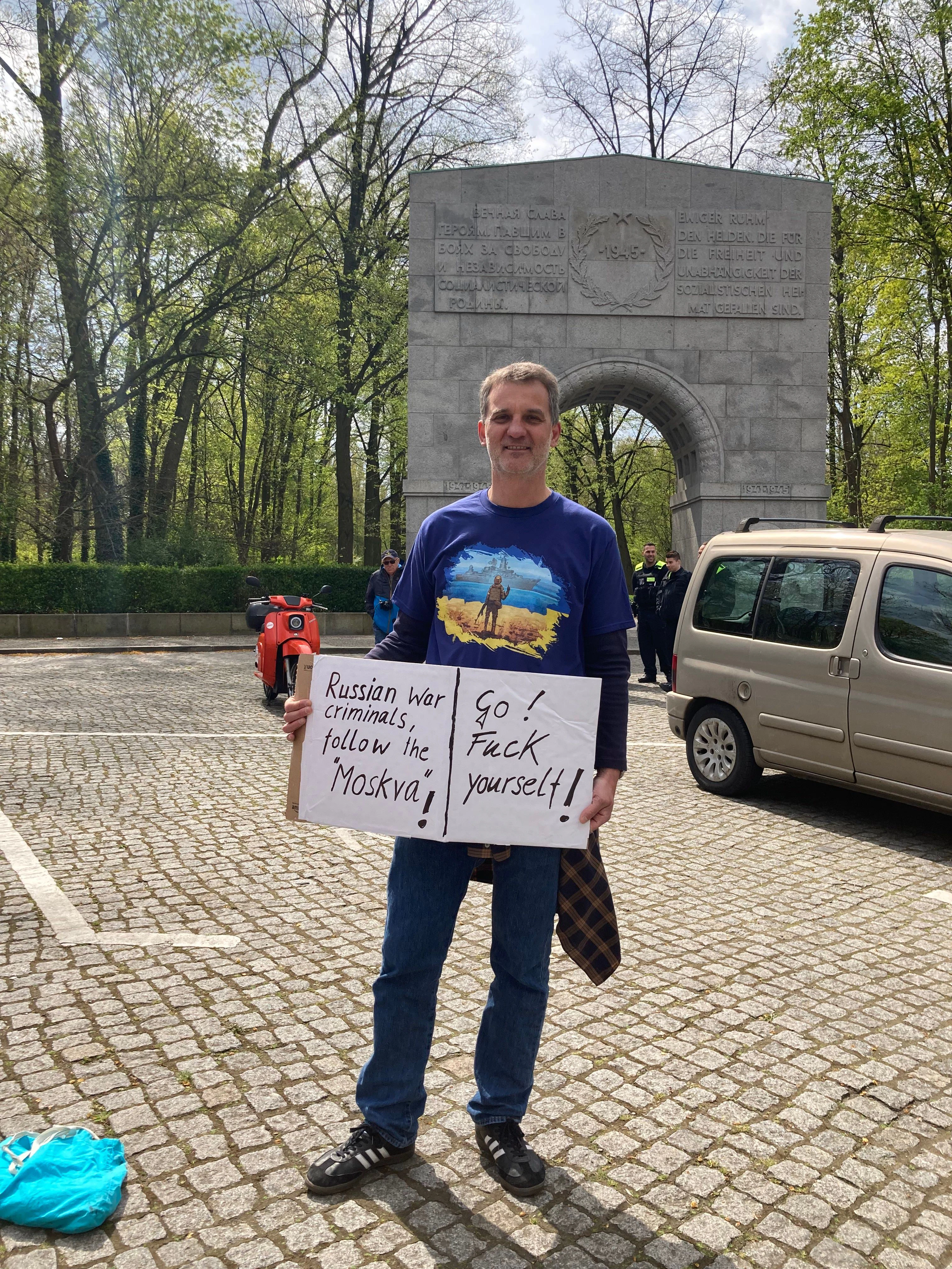 Der Demonstrant&nbsp;Jens Bortnowsky freut sich über die Absage des Autokorsos.