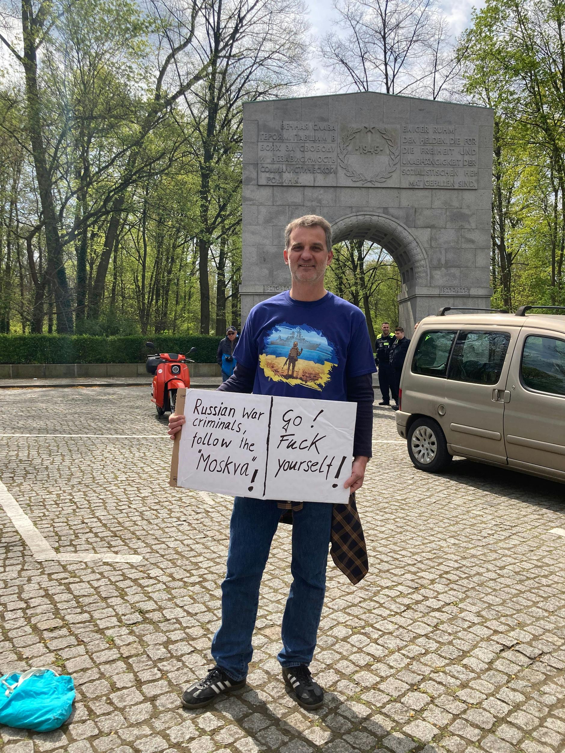 Der Demonstrant Jens Bortnowsky freut sich über die Absage des Autokorsos.