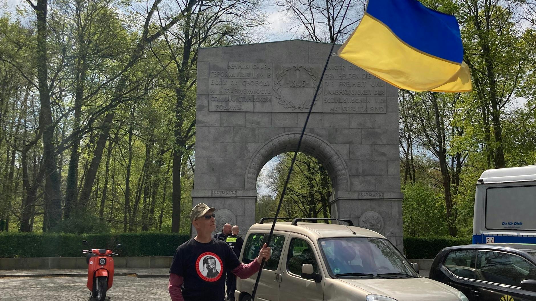 Eine vier Meter lange Stange, damit jeder die Fahne am Sowjetischen Ehrenmal sehen kann