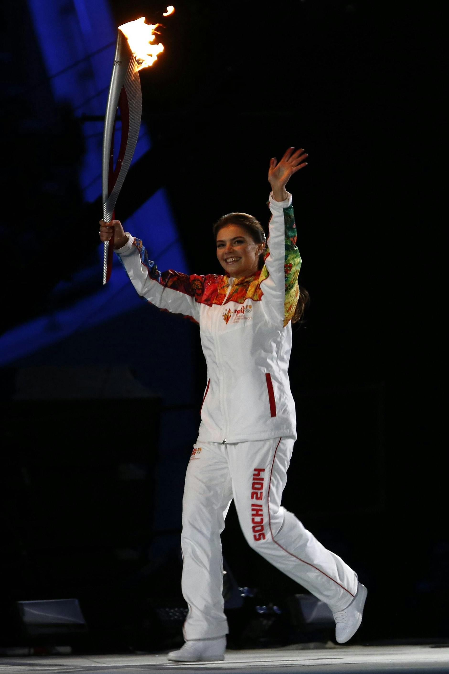 Ex-Spitzensportlerin Alina Kabajewa trug bei den Spielen 2014 in Sotschi das olympische Feuer ins Stadion.