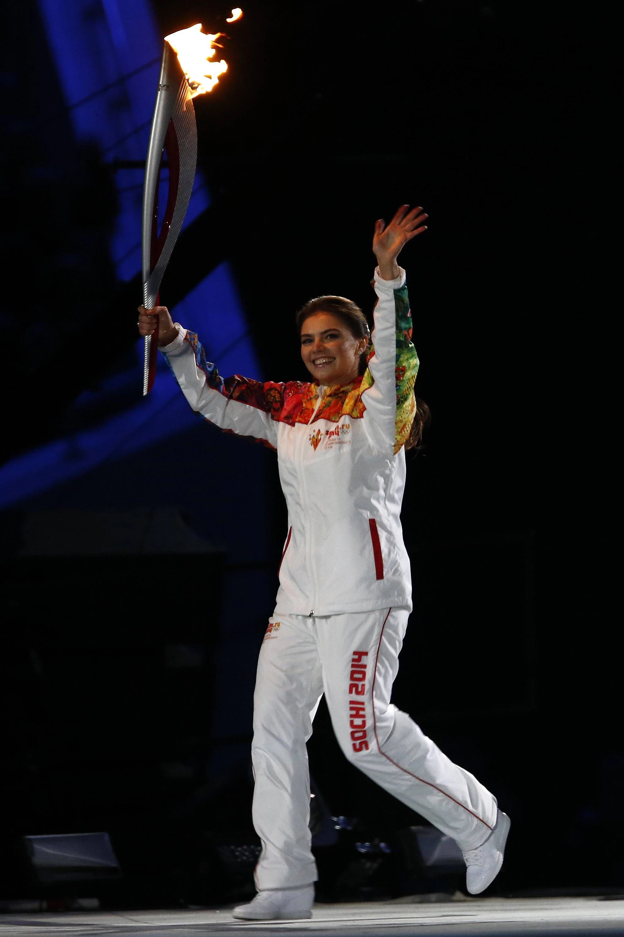 Ex-Spitzensportlerin Alina Kabajewa trug bei den Spielen 2014 in Sotschi das olympische Feuer ins Stadion. 