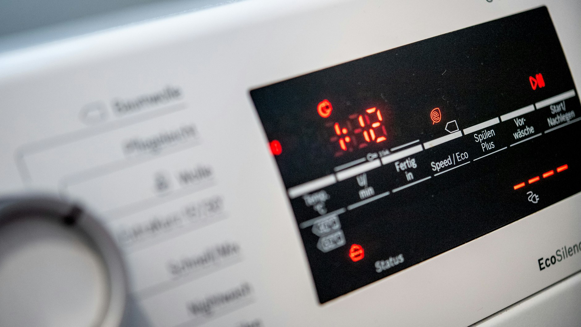 Das Eco-Programm der Waschmaschine verbraucht weniger Energie. 