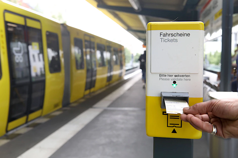 Ein Fahrscheinautomat auf dem U-Bahnhof Schönhauser Allee