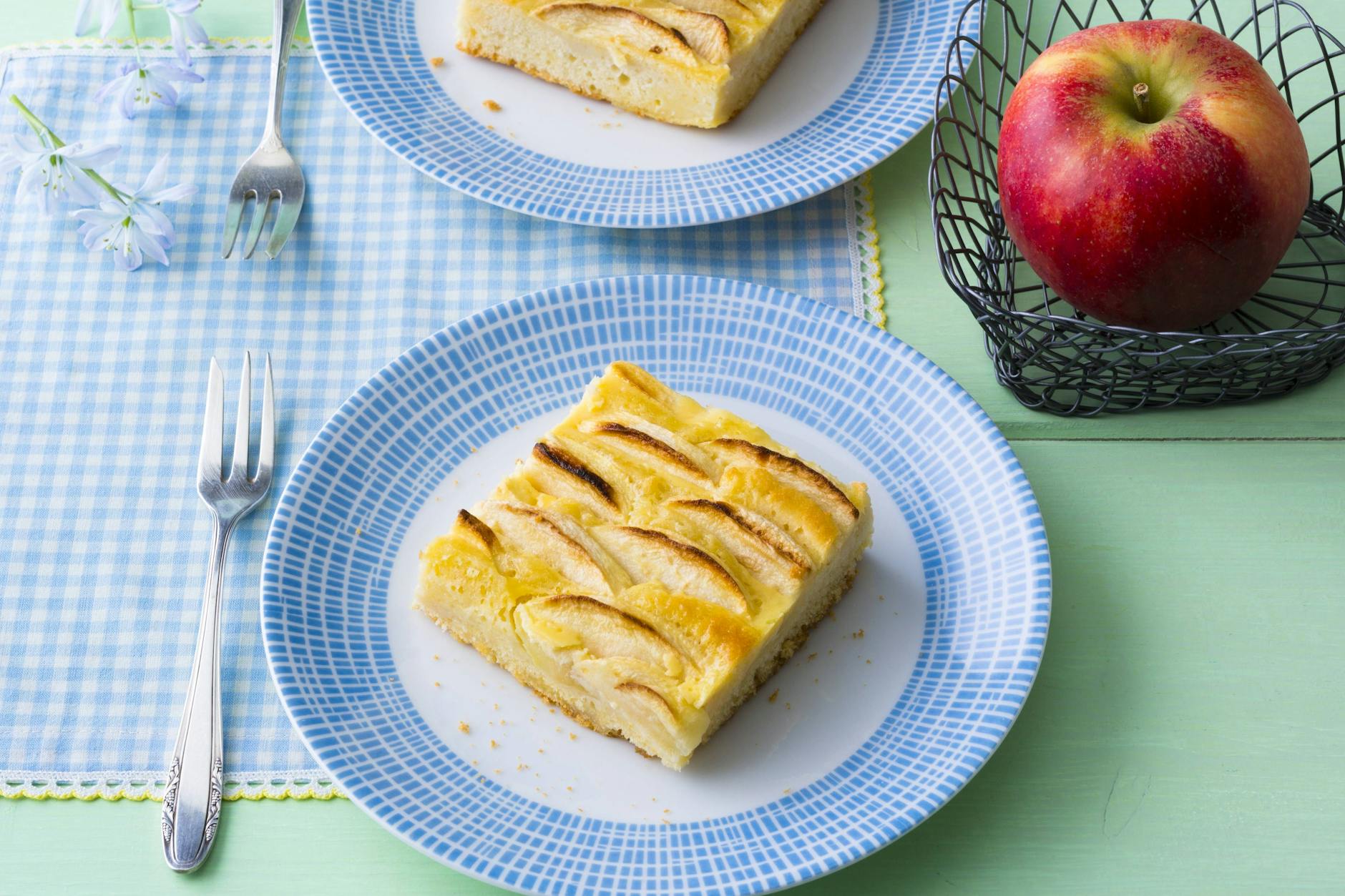 Schön saftig und lecker: Apfelkuchen vom Blech mit Vanillepudding