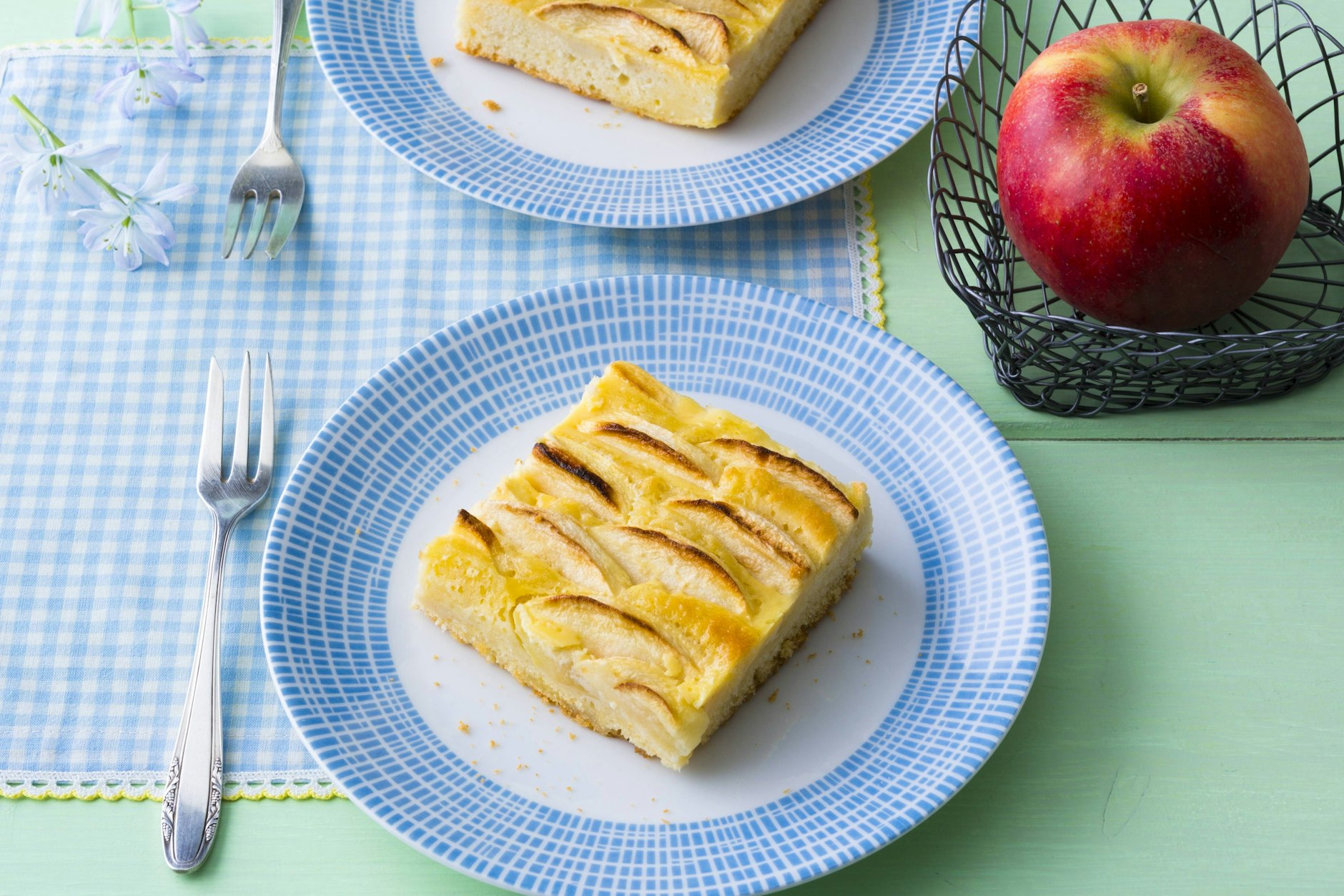 Schön saftig und lecker: Apfelkuchen vom Blech mit Vanillepudding