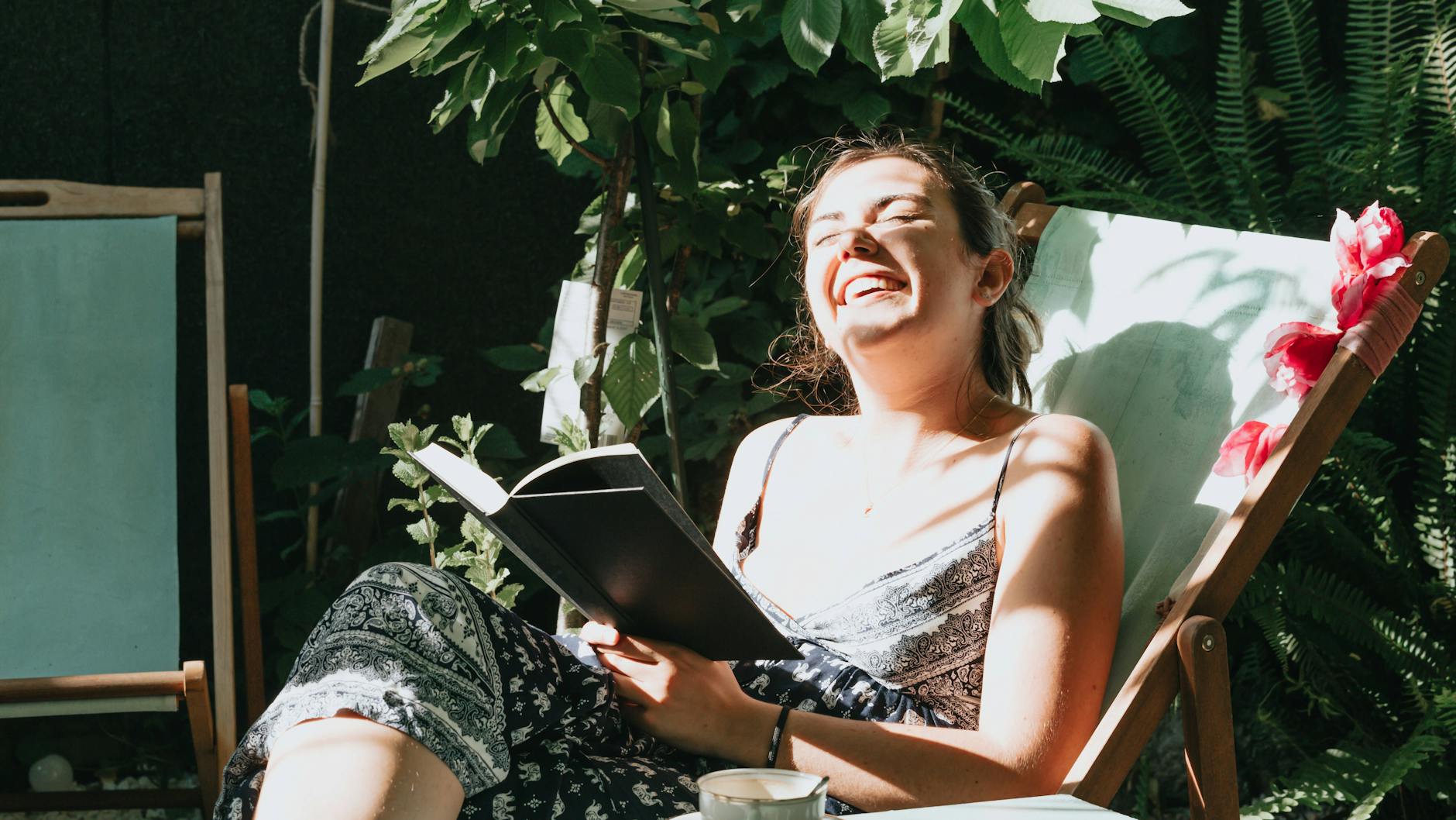 Ein Frau genießt den Tag.