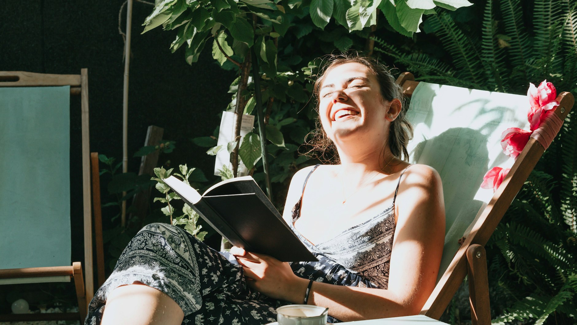 Ein Frau genießt den Tag.