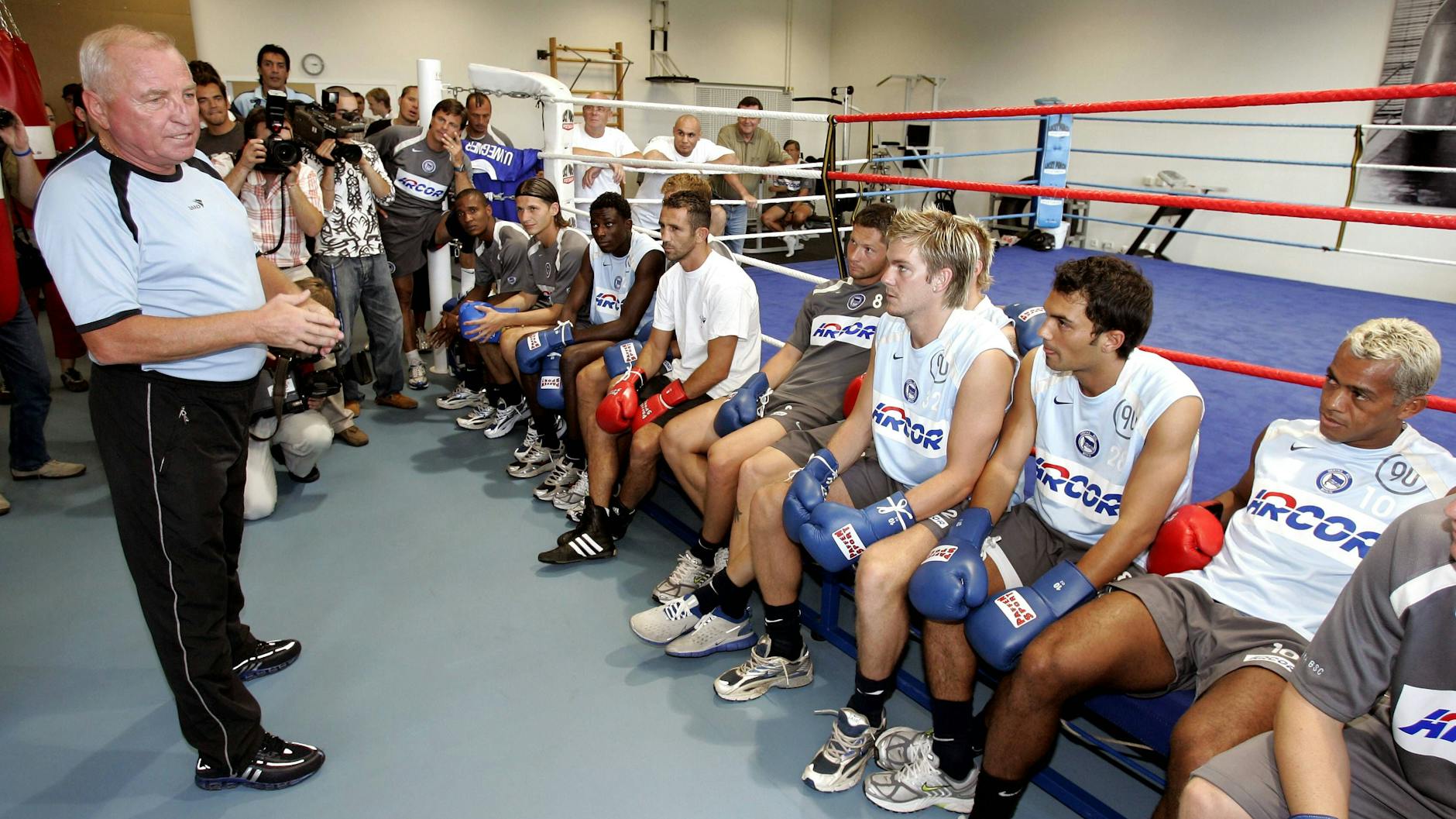 2005: Trainer Ulli Wegner erklärt den Hertha Spielern die Trainingsarbeit von Boxern.
