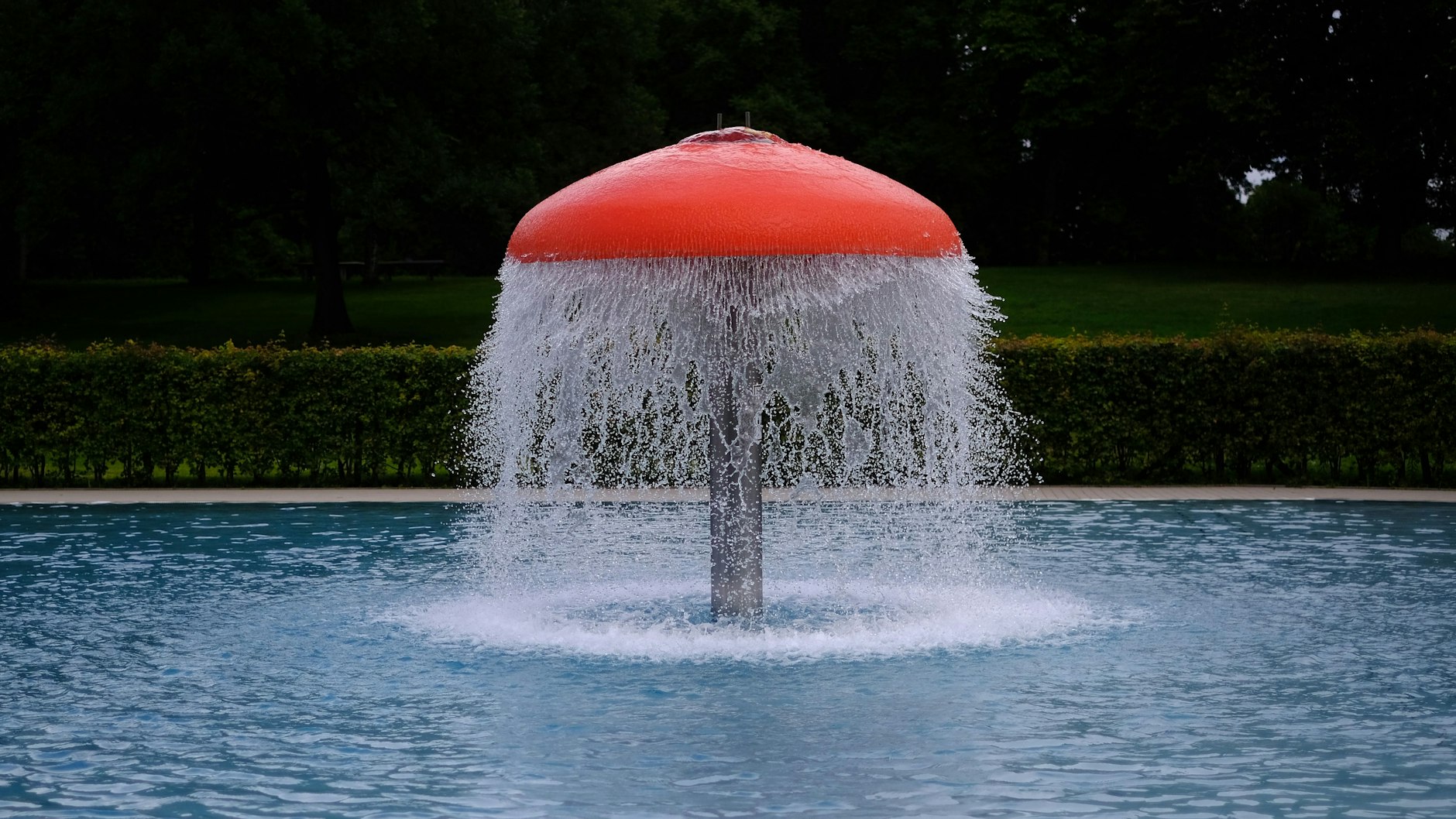 Der Pilz im Wilmersdorfer Sommerbad soll bald wieder sprühen.