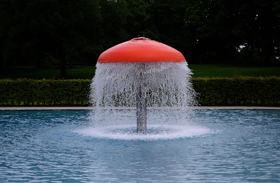 Der Pilz im Wilmersdorfer Sommerbad soll bald wieder sprühen.