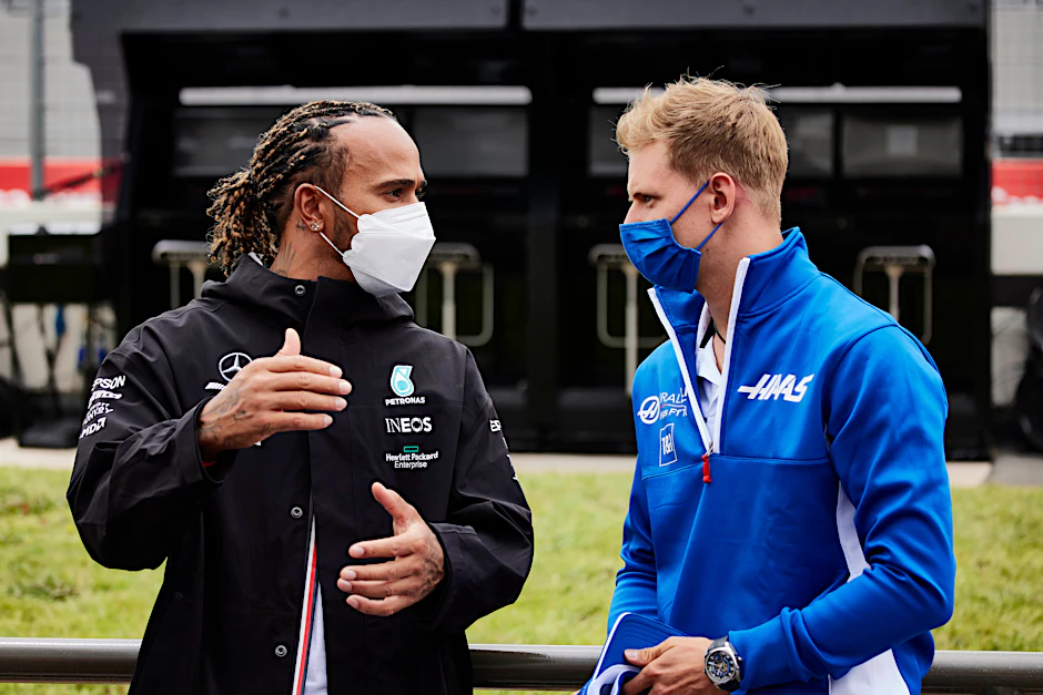 Erleben unerwartet beide derzeit schwere Formel-1-Zeiten: Mercedes-Pilot Lewis Hamilton und Haas-Fahrer Mick Schumacher.