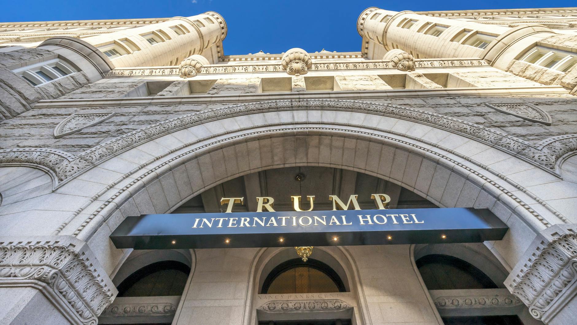 Die Fassade des Trump International Hotel ist denkmalgeschützt – zum Glück!