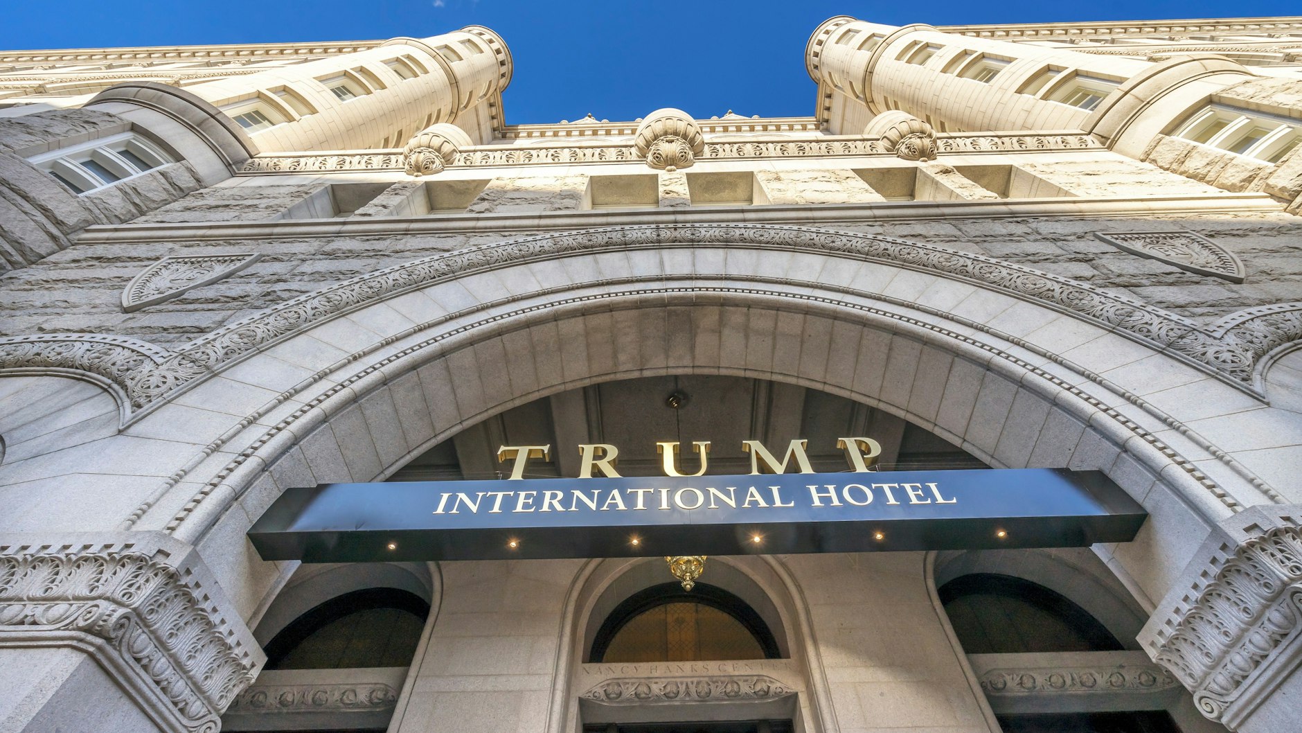 Die Fassade des Trump International Hotel ist denkmalgeschützt – zum Glück!