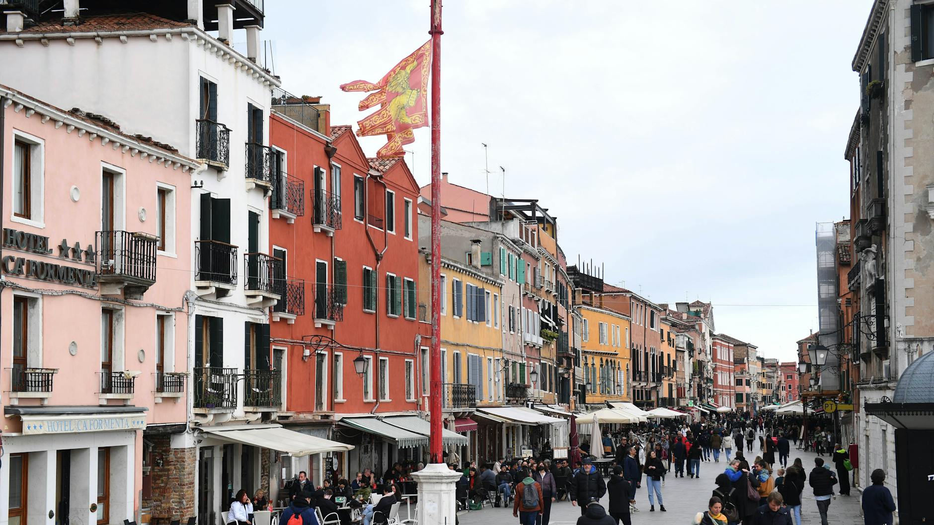 Die Via Garibaldi in Castello: Trattorien und Cafés auf einer der beliebtesten Straßen der Lagunenstadt.