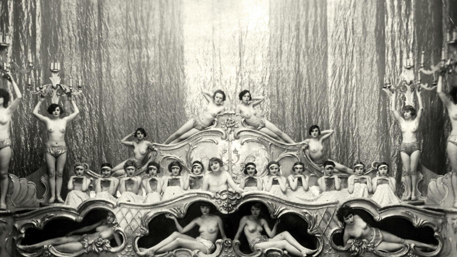 Die Zwanzigerjahre in Berlin sind die Zeit der großen Revuen. Das Ensemble der „Haller-Revue“ posiert 1926 im Admiralspalast als „Quadriga“.