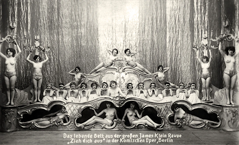 Die Zwanzigerjahre in Berlin sind die Zeit der großen Revuen. Das Ensemble der „Haller-Revue“ posiert 1926 im Admiralspalast als „Quadriga“.