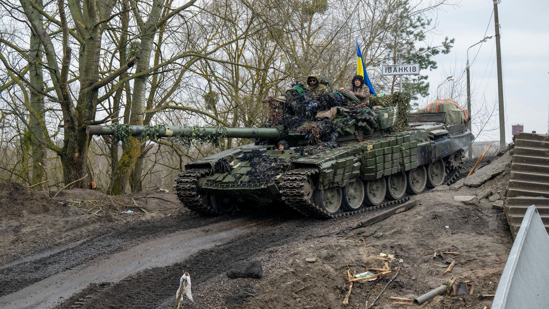 Ein ukrainischer Panzer im Kriegseinsatz