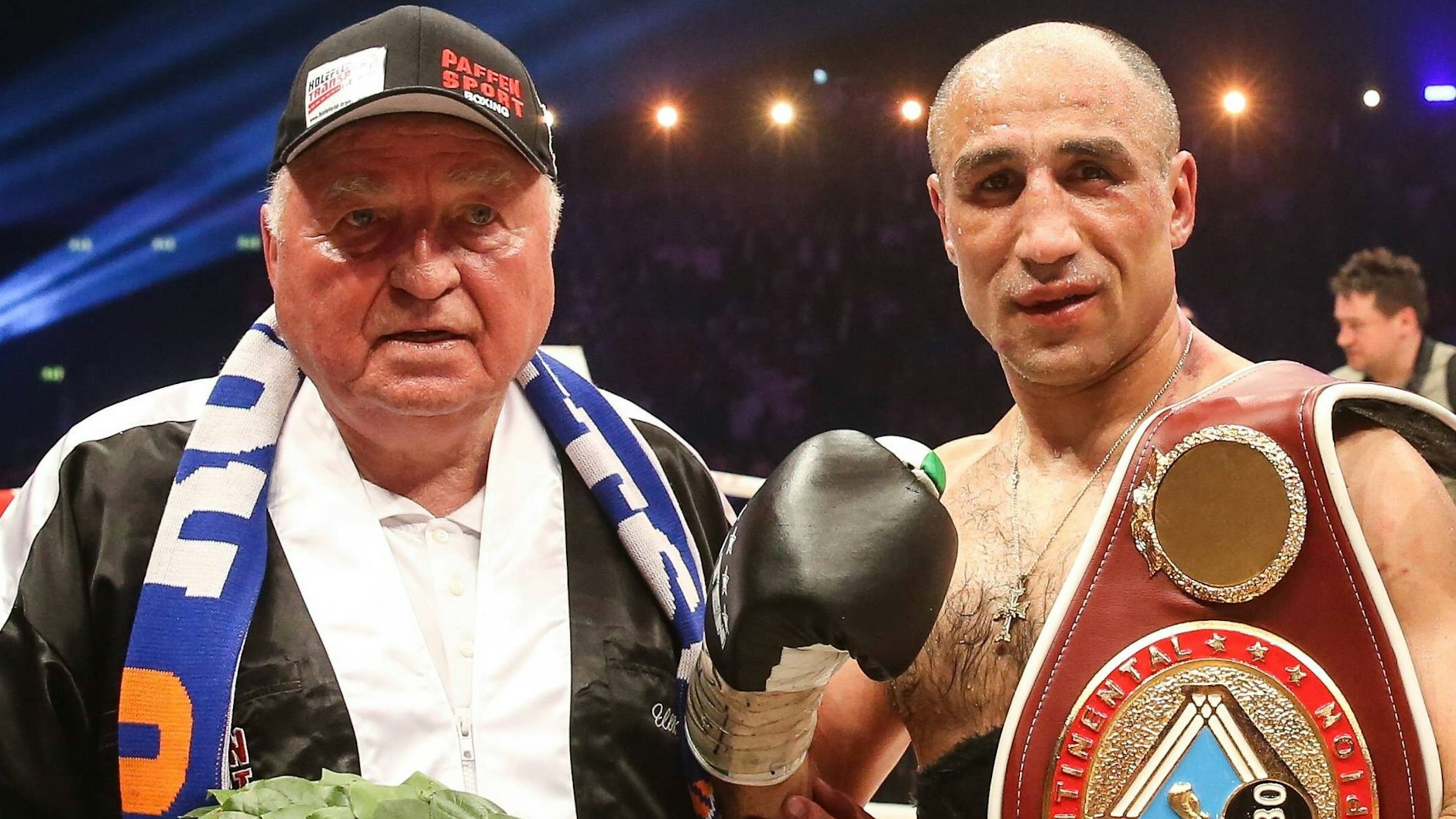 Ulli Wegner 2017 mit Arthur Abraham, nach dessen Sieg im Super-Mittelgewicht gegen Robin Krasniqi.