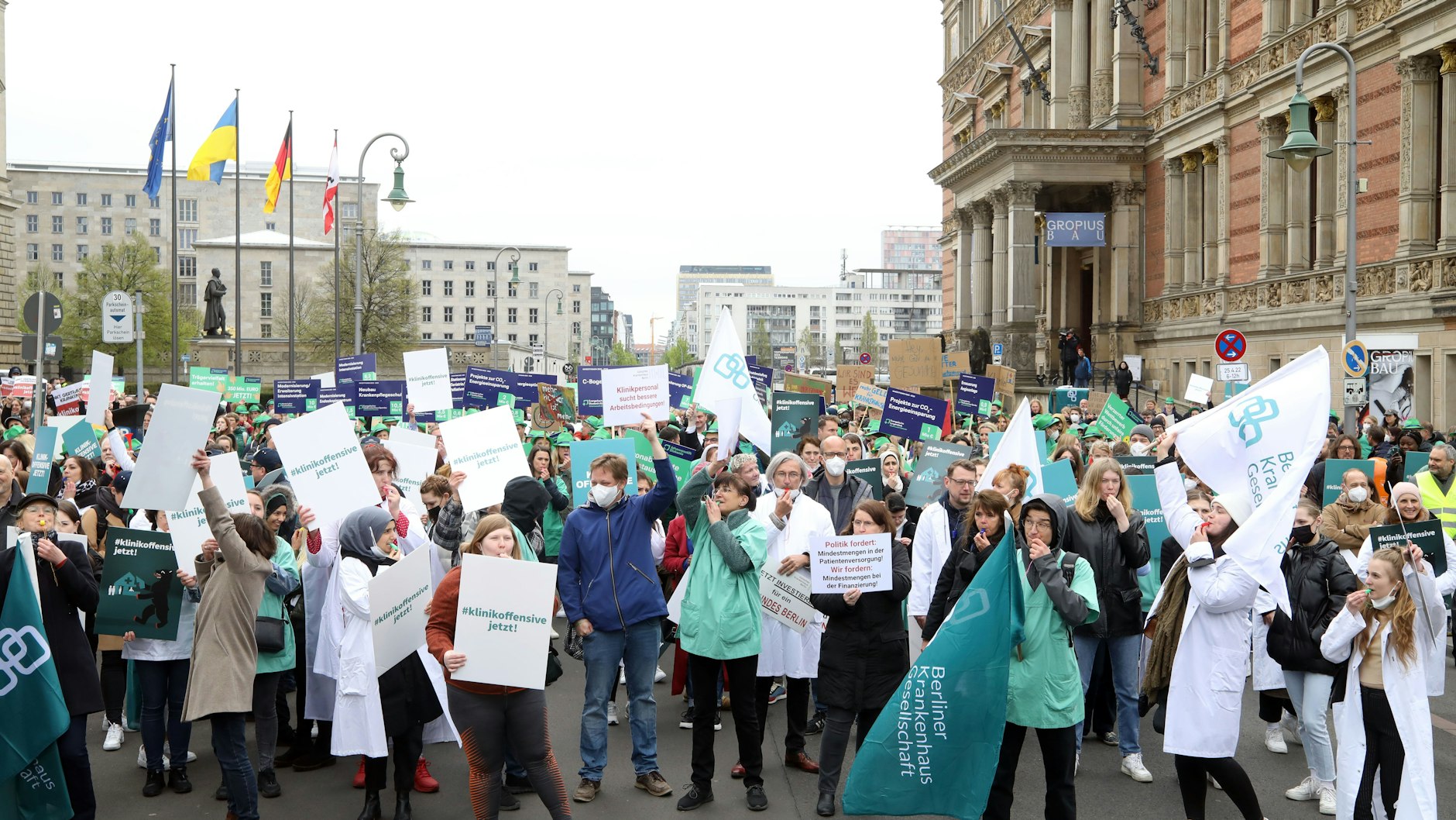 Beschäftigte Berliner Krankenhäuser demonstrieren vor dem Abgeordnetenhaus. Sie verlangen mehr Investitionen vom Land.