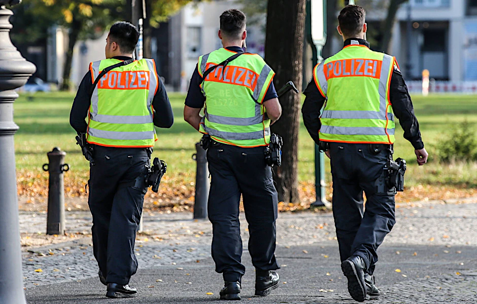 Polizisten suchen in einem Park in Berlin nach einem Verdächtigen. (Symbolbild)