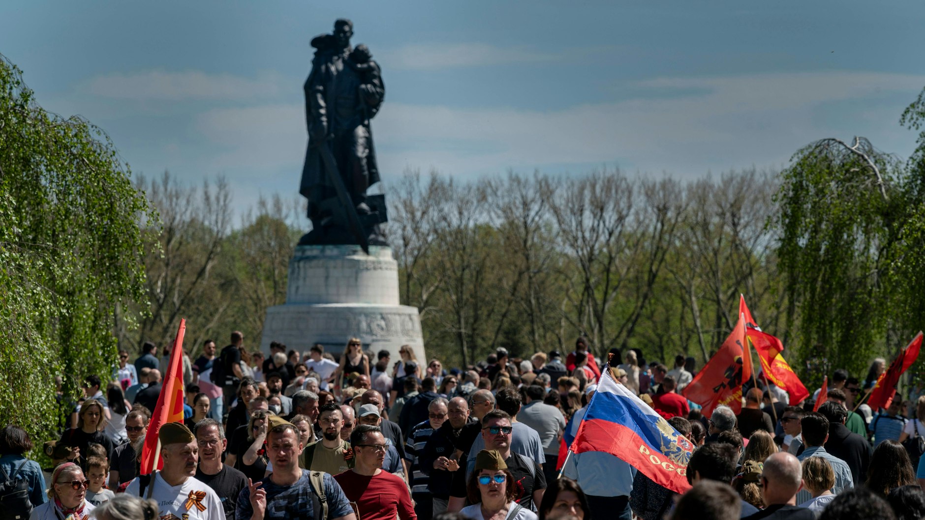 9. Mai 2021: Russische und Sowjetflaggen wehen am Sowjetischen Ehrenmal in Berlin-Treptow.