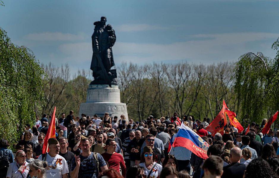 9. Mai 2021: Russische und Sowjetflaggen wehen am Sowjetischen Ehrenmal in Berlin-Treptow.