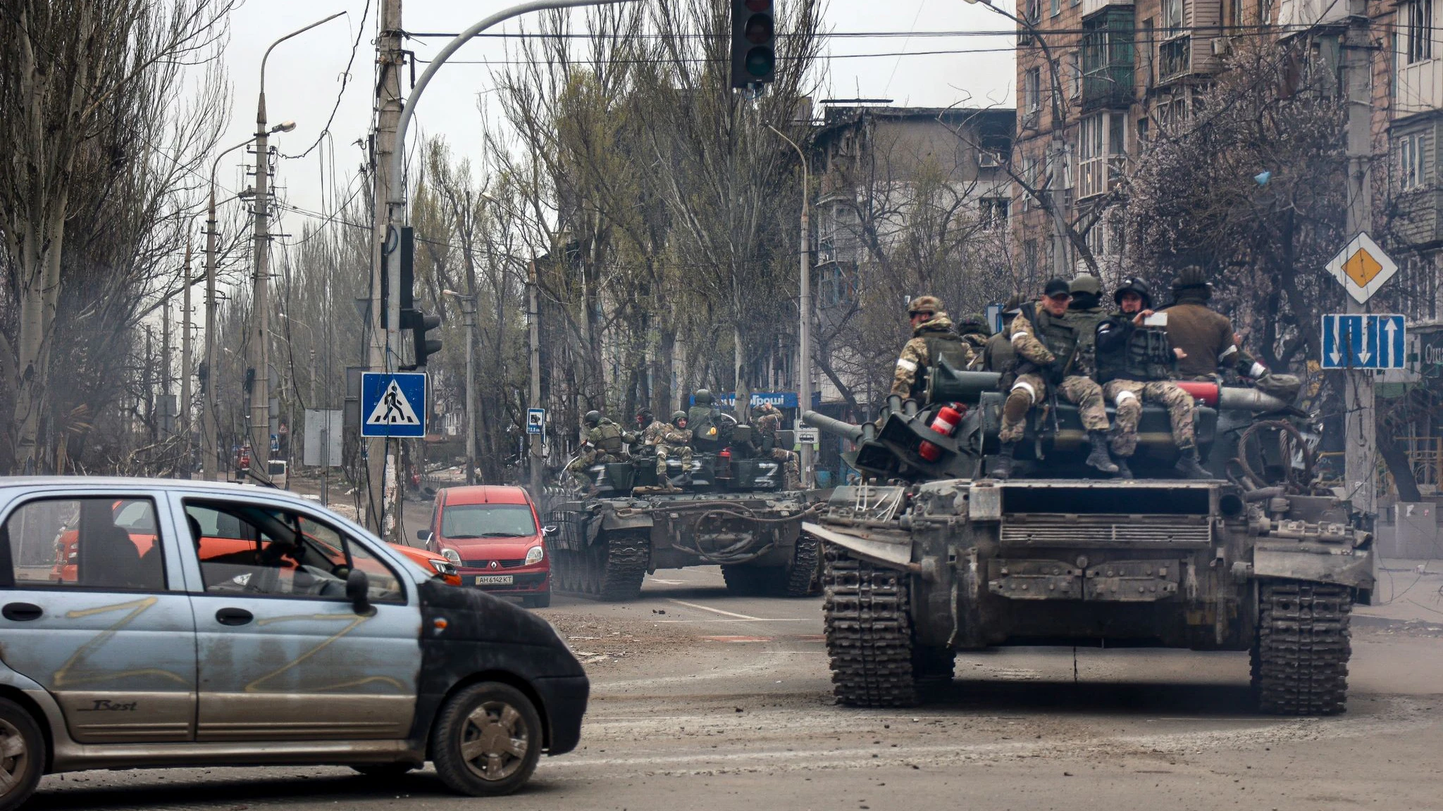 Russische Panzer fahren durch Mariupol.