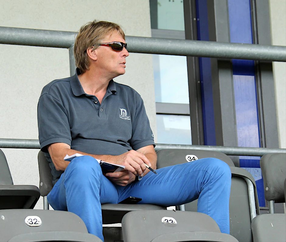 Ex-Trainer Wolfgang Sidka ist mittlerweile Präsident des VfB Oldenburg und spionierte am Freitag den BFC Dynamo aus.