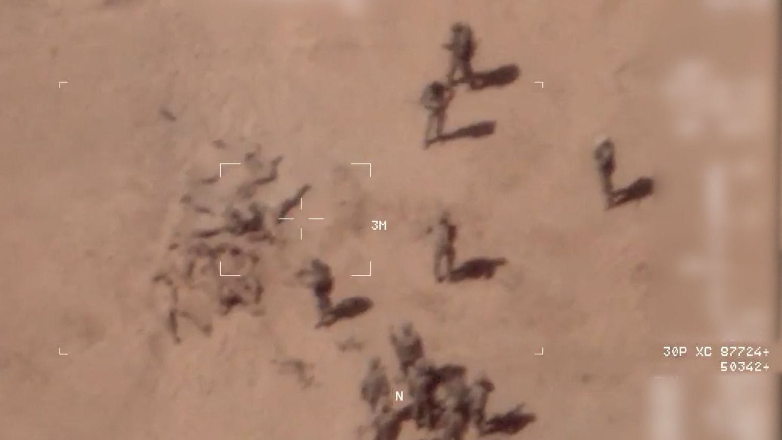 Ein Screenshot des Videos, das Söldner der Wagner-Gruppe an dem Massengrab zeigen soll